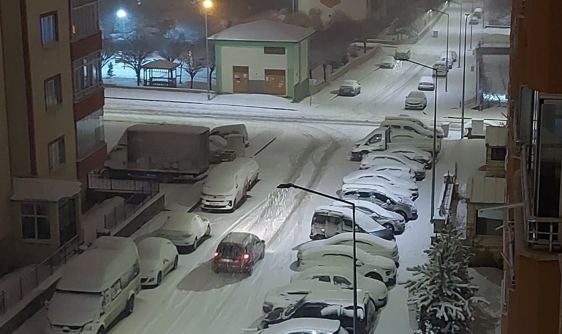Erzurum’da akşam saatlerinden itibaren etkisini artıran yoğun kar yağışı ve