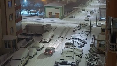 Erzurum’da akşam saatlerinden itibaren etkisini artıran yoğun kar yağışı ve
