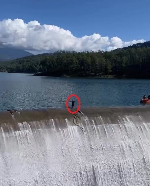 Antalya’nın Kumluca ilçesindeki Alakır Barajı’nda devasa su kütlesinin döküldüğü noktada