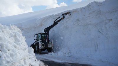 Muş’ta yoğun kar yağışı ve fırtınanın ardından kar kalınlığının 6