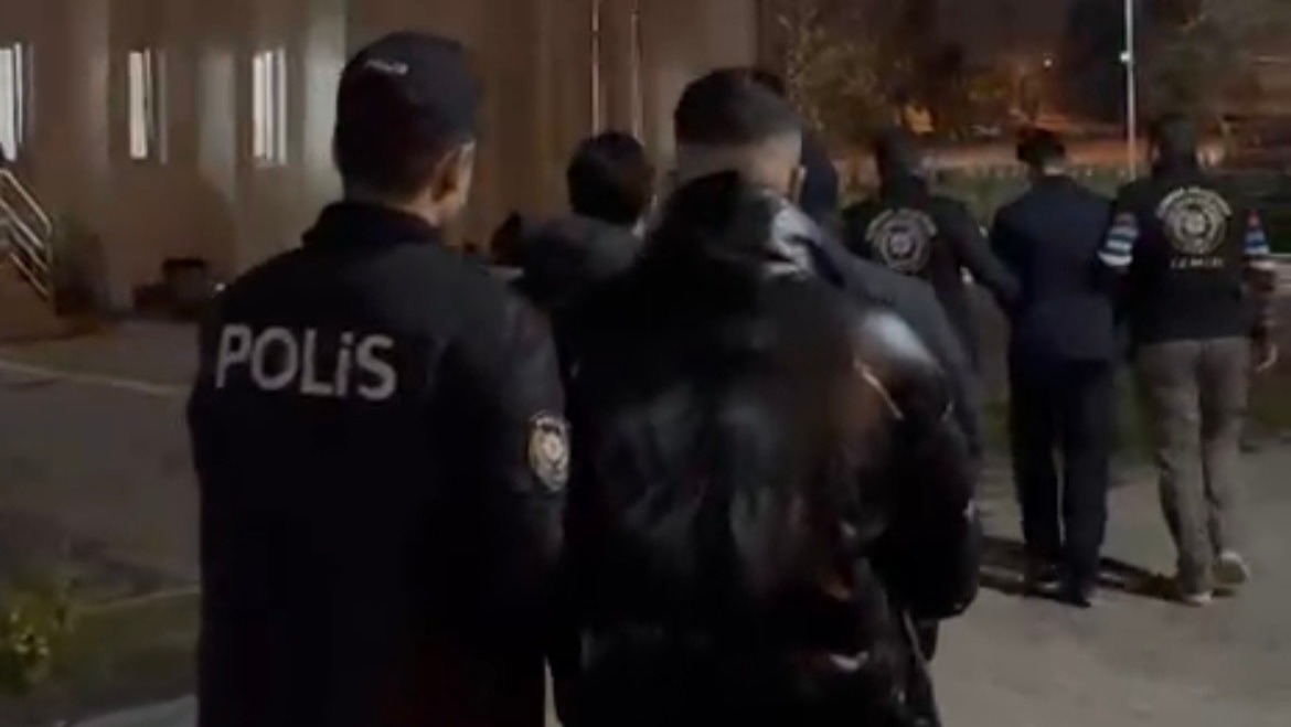 İzmir Bornova’da kendilerine polis süsü veren şahıslar, Polonya ve Almanya’dan