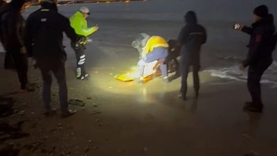 Bartın’ın Amasra ilçesinde dondurucu havaya rağmen elbiseleriyle denize giren ve