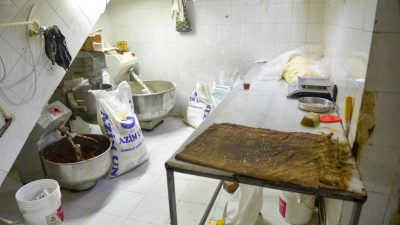 Adana’da ramazan ayı dolayısıyla sıkılaştırılan denetimler sırasında bir fırına giren