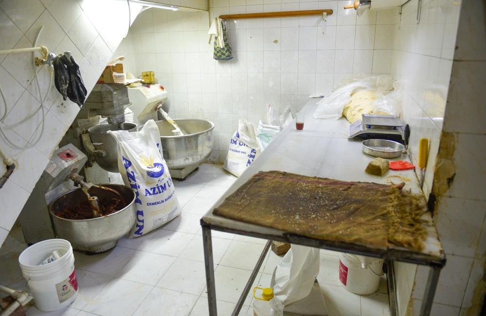 Adana’da ramazan ayı dolayısıyla sıkılaştırılan denetimler sırasında bir fırına giren