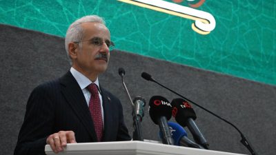 Ulaştırma ve Altyapı Bakanı Abdulkadir Uraloğlu, çocukların dijital dünyadaki güvenliğini