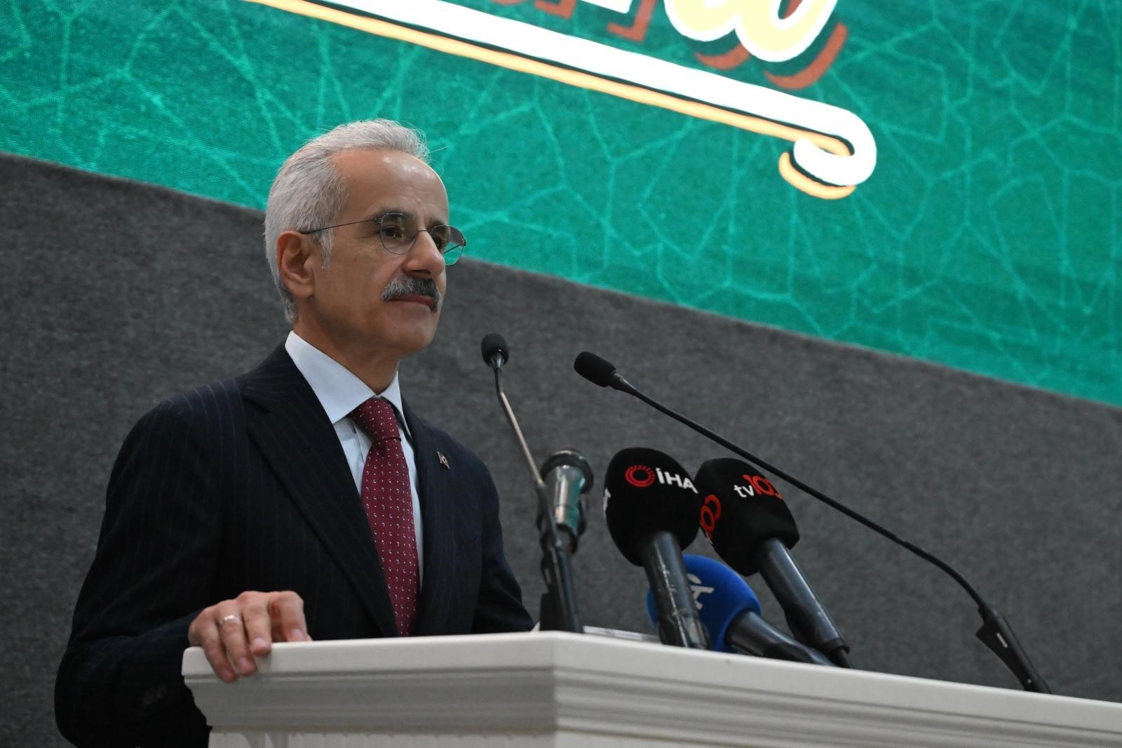 Ulaştırma ve Altyapı Bakanı Abdulkadir Uraloğlu, çocukların dijital dünyadaki güvenliğini