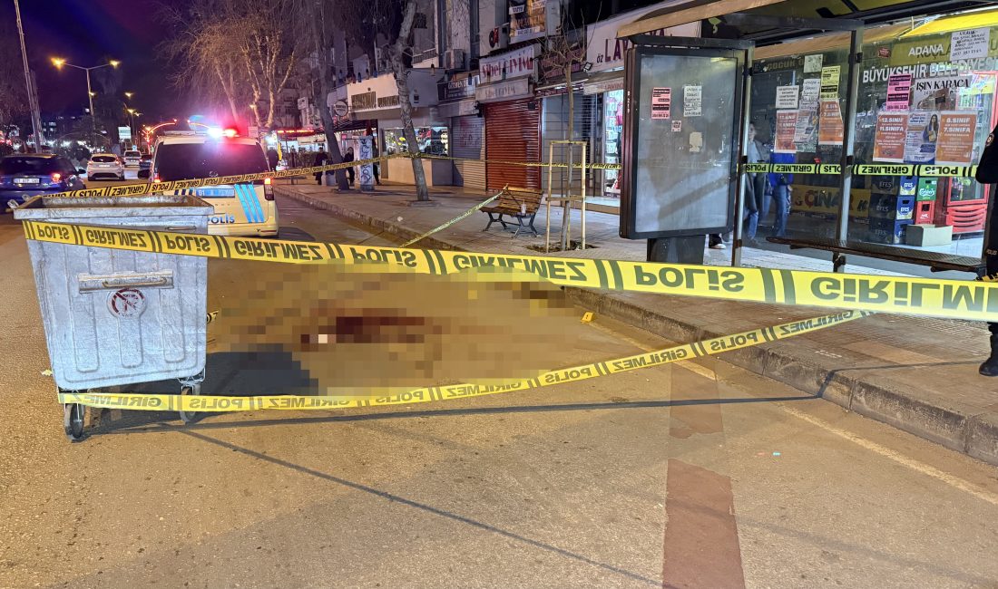 Adana’nın Seyhan ilçesinde otobüs beklediği sırada husumetlisinin silahlı saldırısına uğrayan