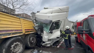 Rize’de arıza yaptığı için yol kenarında durmak zorunda kalan tıra