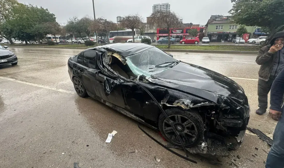 Adana’da BMW marka lüks otomobiliyle kaza yapan bir sürücü, çarpışma