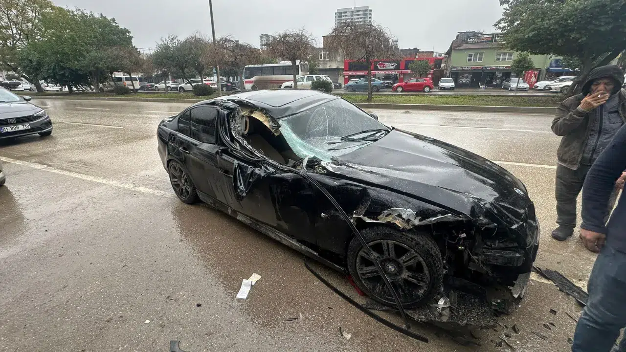 Adana’da BMW marka lüks otomobiliyle kaza yapan bir sürücü, çarpışma