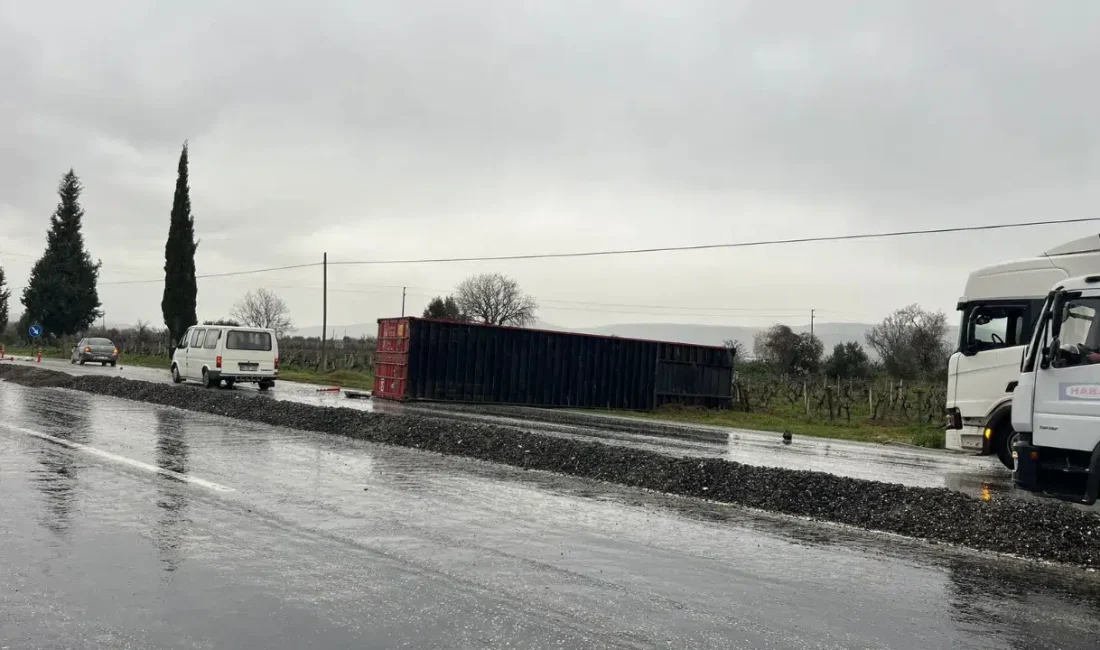 Denizli’de aniden bastıran yağış trafiği olumsuz etkilerken kontrolden çıkan bir