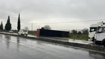 Denizli’de aniden bastıran yağış trafiği olumsuz etkilerken kontrolden çıkan bir