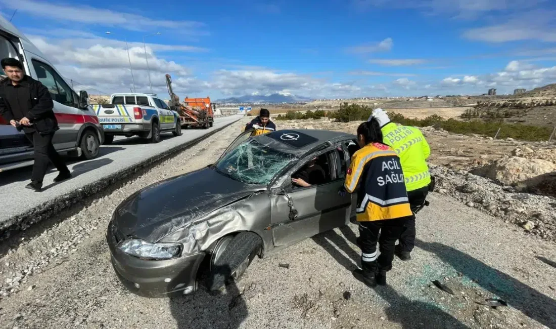 Karaman’da kontrolden çıkan bir otomobilin refüje çarptıktan sonra metrelerce sürüklenerek