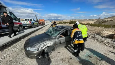 Karaman’da kontrolden çıkan bir otomobilin refüje çarptıktan sonra metrelerce sürüklenerek