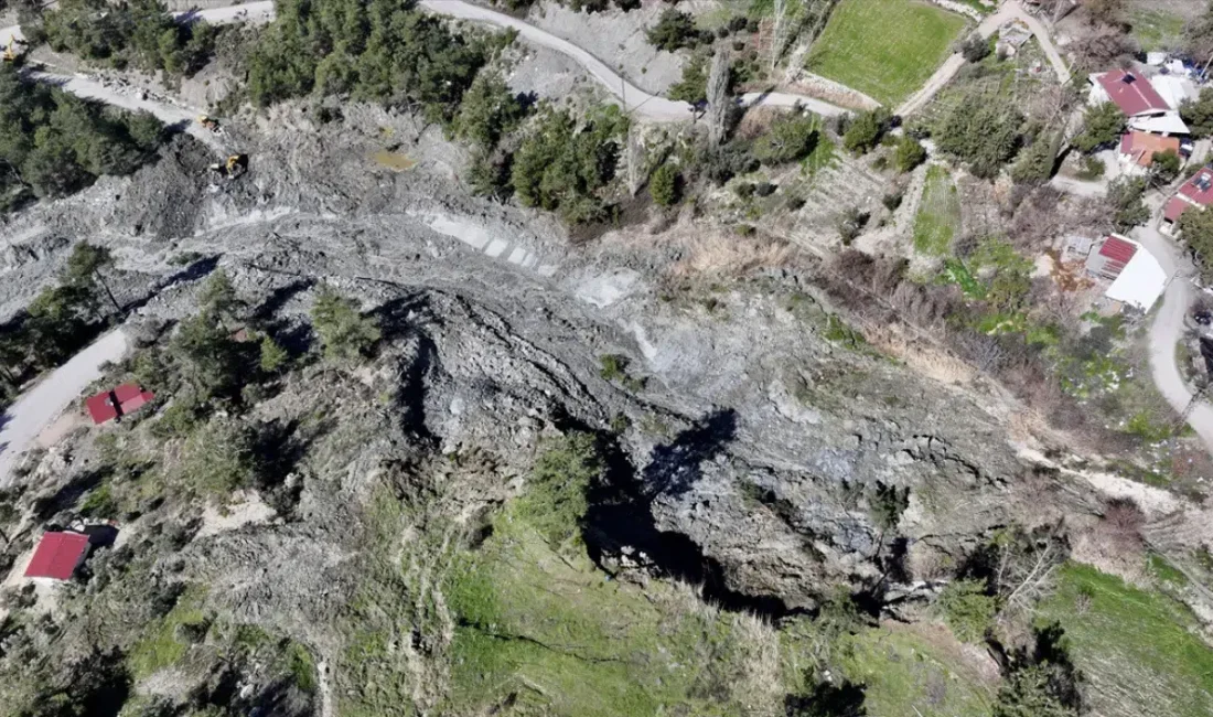 Muğla’nın Seydikemer ilçesinde aniden meydana gelen şiddetli heyelan bölgede büyük