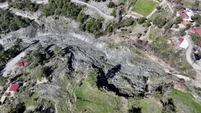 Muğla’nın Seydikemer ilçesinde aniden meydana gelen şiddetli heyelan bölgede büyük