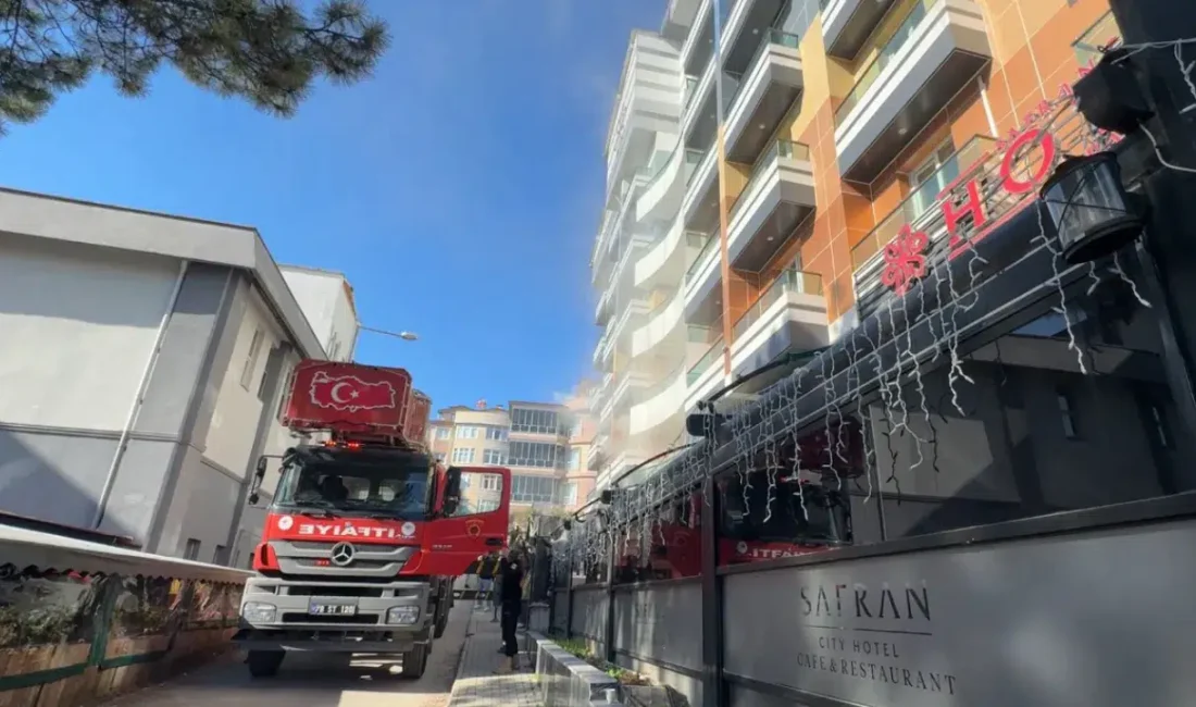 Karabük’ün tarihi ilçesi Safranbolu’da bir otelde yükselen alevler ve yoğun