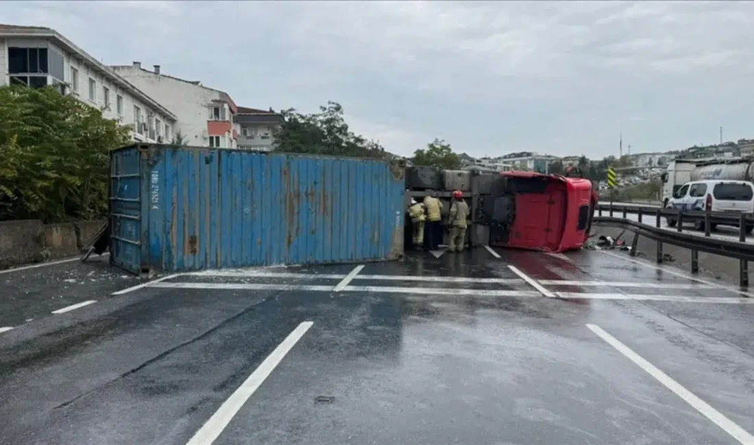 Diyarbakır’ın Bismil ilçesinde kontrolden çıkan buğday yüklü tırın devrilmesi sonucu