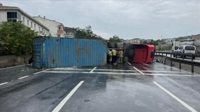Diyarbakır’ın Bismil ilçesinde kontrolden çıkan buğday yüklü tırın devrilmesi sonucu