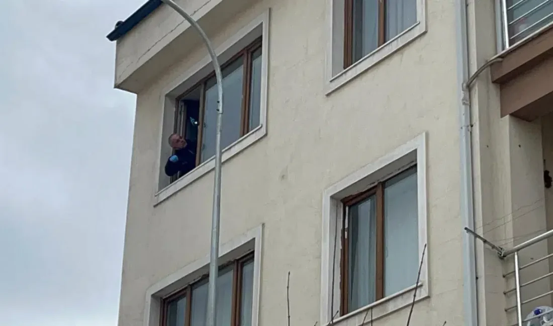 Eskişehir’de 3 katlı bir apartmanın en üst katındaki dairenin camından