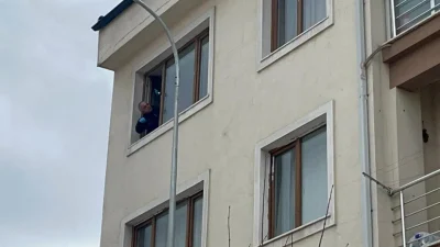 Eskişehir’de 3 katlı bir apartmanın en üst katındaki dairenin camından