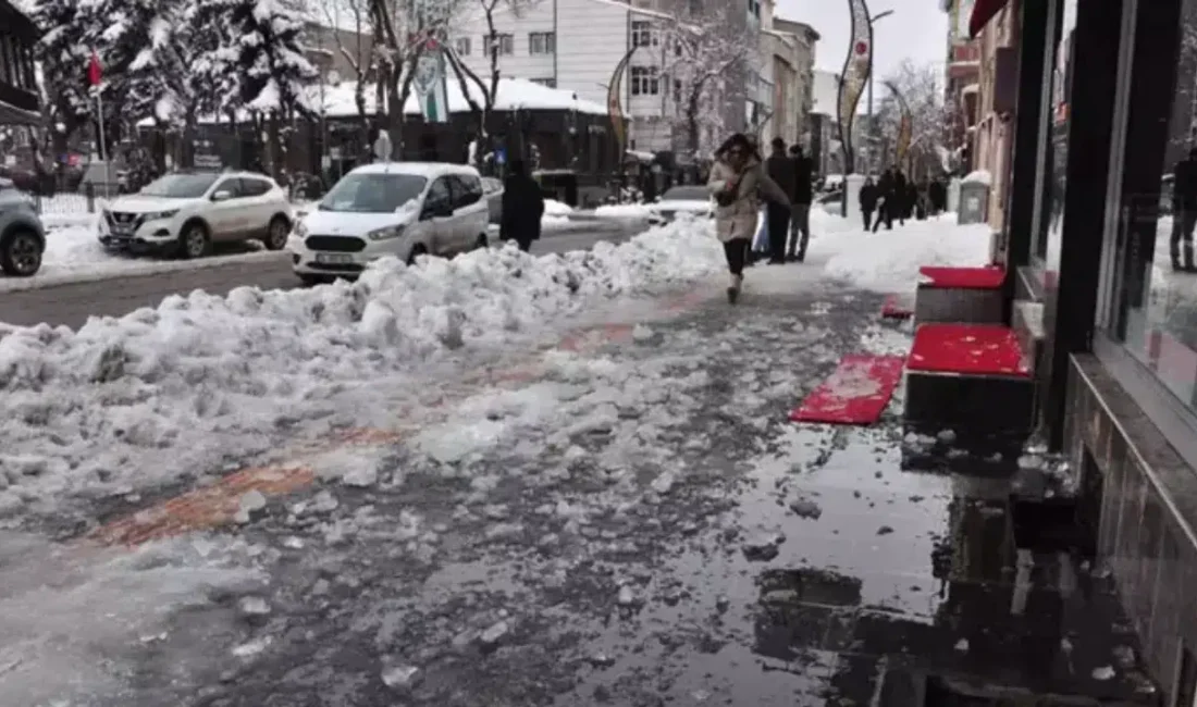 Kars’ın Faikbey Caddesi’nde ailesiyle birlikte yürüdüğü sırada binanın çatısından kopan