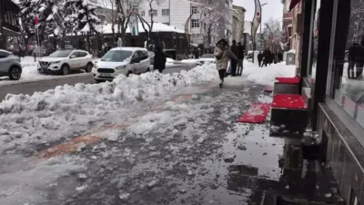 Kars’ın Faikbey Caddesi’nde ailesiyle birlikte yürüdüğü sırada binanın çatısından kopan
