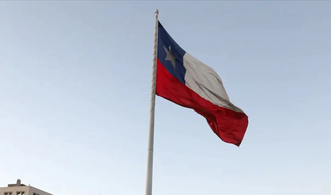 Şili’de seyir halindeki bir gaz tankerinin devrilerek araçlara çarpması sonucu