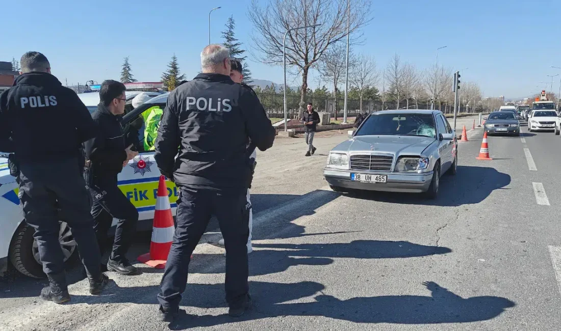 Kayseri’nin Melikgazi ilçesinde meydana gelen trafik kazasında yolun karşısına geçmeye