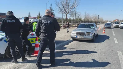 Kayseri’nin Melikgazi ilçesinde meydana gelen trafik kazasında yolun karşısına geçmeye