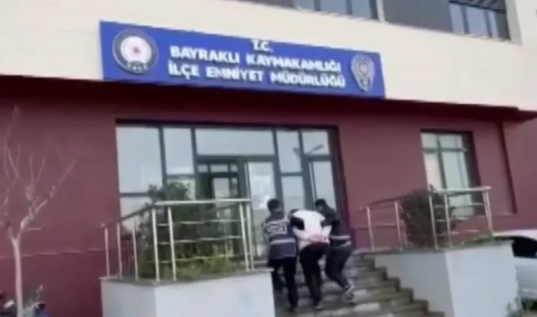 İzmir’in Bayraklı ilçesinde kurulan iftar çadırında görev yapan belediye personeli,