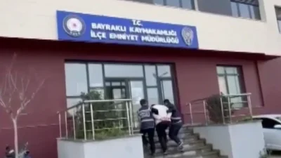 İzmir’in Bayraklı ilçesinde kurulan iftar çadırında görev yapan belediye personeli,