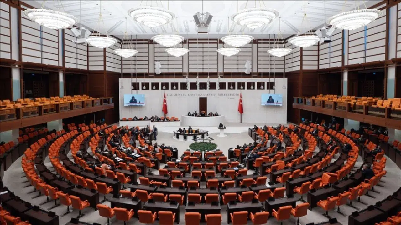 Türkiye Büyük Millet Meclisi’nde dokunulmazlık mesaisi yeniden hız kazandı. CHP