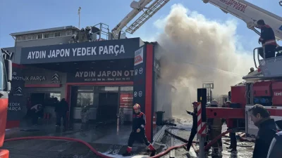 İzmir’in Buca ilçesinde bir otomobil yedek parça dükkanının çatısında başlayan