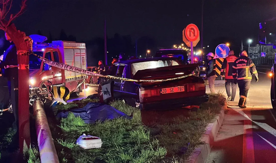 Burdur’da kontrolden çıkan bir otomobilin refüjdeki elektrik direğine adeta ok