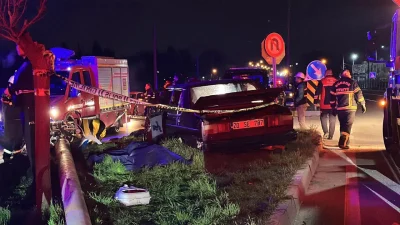 Burdur’da kontrolden çıkan bir otomobilin refüjdeki elektrik direğine adeta ok