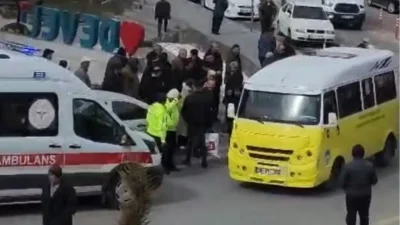 Kayseri’nin Develi ilçesinde seyir halindeki yolcu minibüsünden düşerek ağır yaralanan