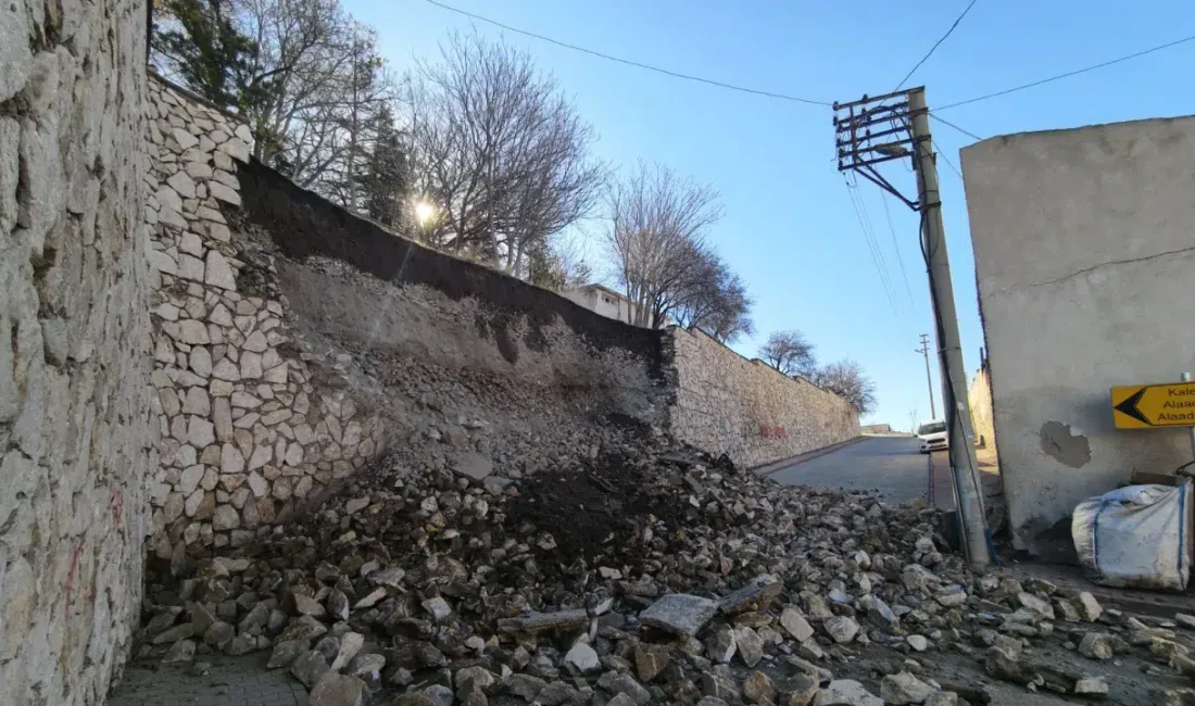 Niğde Kalesi çevresinde araç trafiğinin yoğun olduğu bölgede istinat duvarının