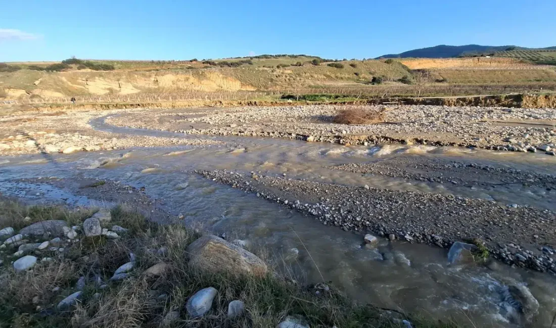 Manisa’nın Sarıgöl ilçesinde etkili olan şiddetli sağanak yağışlar dere yataklarındaki