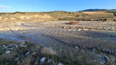 Manisa’nın Sarıgöl ilçesinde etkili olan şiddetli sağanak yağışlar dere yataklarındaki
