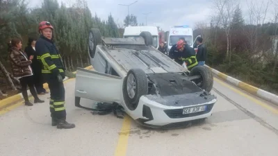 Bilecik’te kontrolden çıkarak takla atan otomobil yürekleri ağza getirirken, kazanın