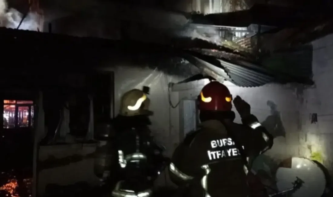 Bursa’da tek katlı müstakil bir evden yükselen alevler mahalle sakinlerine