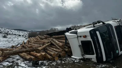 Bolu’nun Dörtdivan ilçesinde kontrolden çıkan tomruk yüklü tırın devrilmesi sonucu