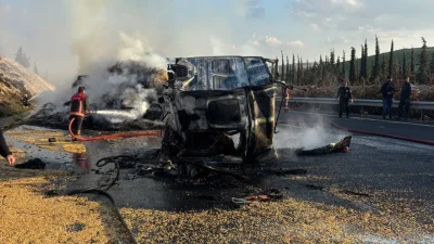 Şanlıurfa-Viranşehir kara yolunda seyir halindeki iki tırın çarpışmasıyla ortalık savaş