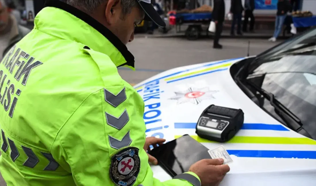 Hatay’ın Samandağ ilçesinde trafiğin akışını hiçe sayarak motosiklet üzerinde tehlikeli