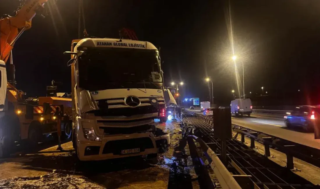 Büyükçekmece TEM Otoyolu’nda kontrolden çıkan bir tırın bariyerlere çarparak devrilmesi