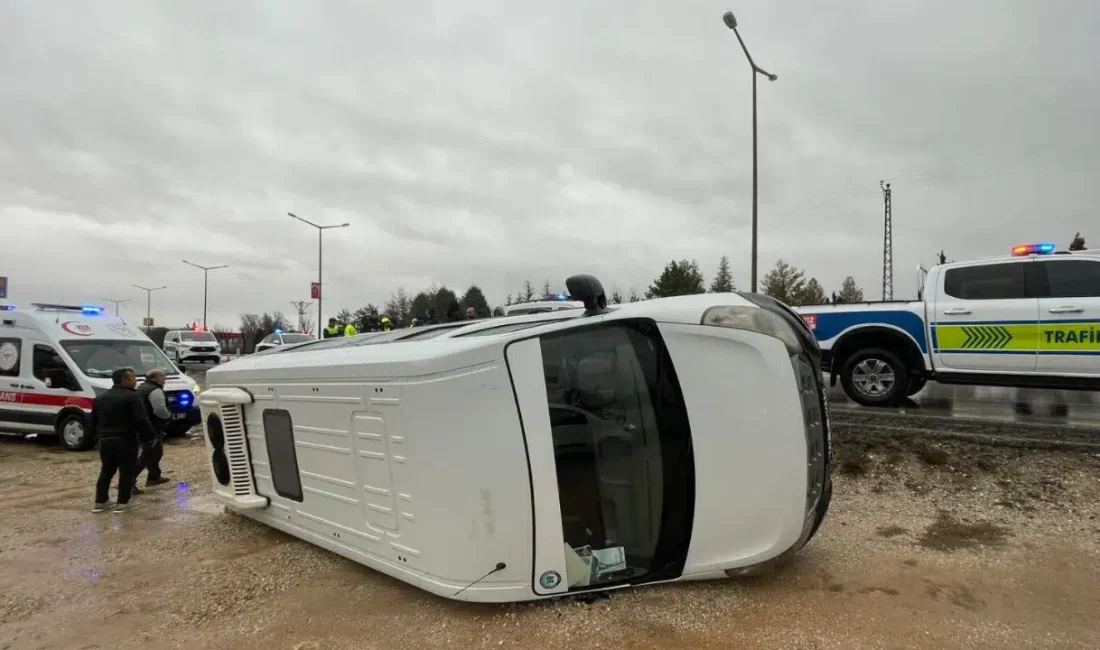 Karaman’da yağışın etkisiyle kayganlaşan yolda kontrolden çıkan okul servisi şarampole