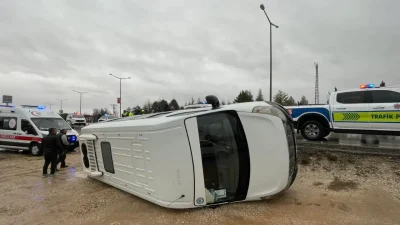 Karaman’da yağışın etkisiyle kayganlaşan yolda kontrolden çıkan okul servisi şarampole