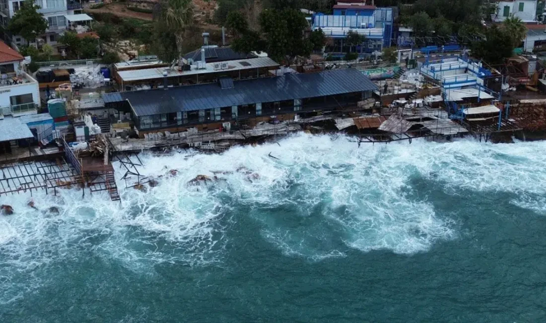 Antalya’nın Kaş ilçesinde gece saatlerinden itibaren etkisini artıran kuvvetli rüzgar,