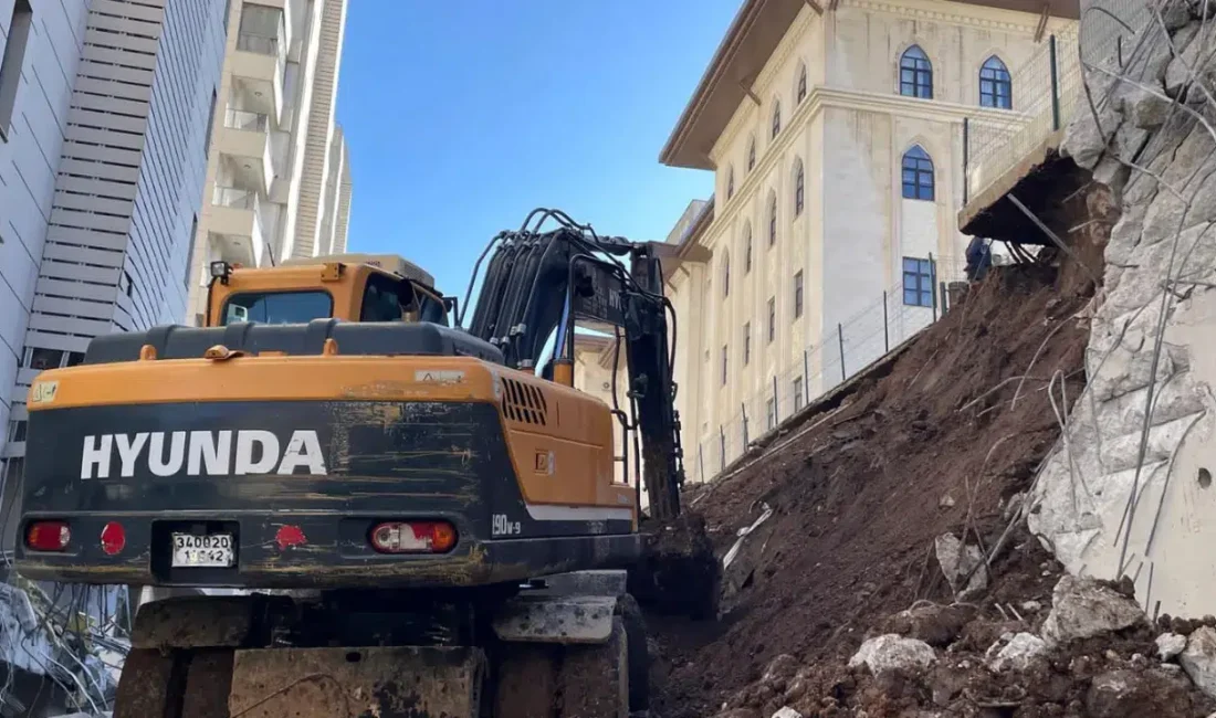 Şanlıurfa’nın Karaköprü ilçesinde bir sitenin istinat duvarının aniden çökmesi sonucu